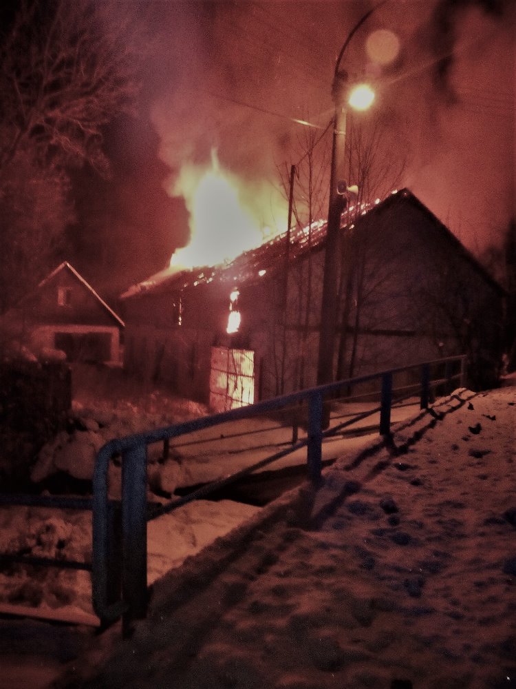 Požár střechy domu Dlouhá Lomnice